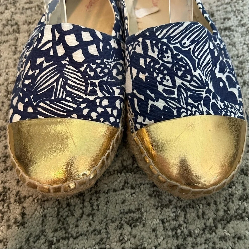 Lilly Pulitzer Blue & White Floral Gold Tip Espadrille Flats Size 9